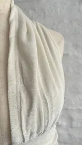 Top blanco con escote halter y espalda descubierta.