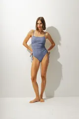 Malla enteriza negra con breteles finos, escote recto y laterales fruncidos con cordones ajustables.