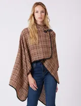 Ruana tejida de Jones New York con diseño a cuadros en tonos verdes y marrones. Presenta cuello alto, cierre frontal con botón tipo trenca y bordes con ribete negro.