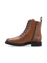 Borcego acordonado de cuero vacuno color suela, con suela de goma negra y cierre lateral. Presenta logo de la marca grabado en el lateral y cordones al tono.