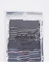 Pack de dos calzoncillos tipo bóxer con cintura elástica con logo. Uno de los modelos es gris claro con estampado de patinetas y el otro es negro con rayas horizontales blancas y grises.