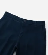 Pantalón skinny negro de sarga con elastano, estilo social, con cierre de botón y cremallera, y cintura con trabillas.