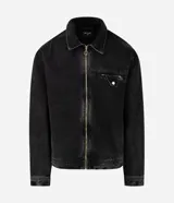 Chaqueta de jeans color negro con lavado desgastado, corte boxy, cuello camisero, cierre frontal con cremallera metálica y bolsillo frontal con cierre y solapa. Marca Blue Steel.