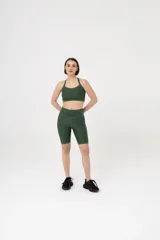 Calza corta de lycra verde militar, tiro alto, corte biker y bolsillos laterales.