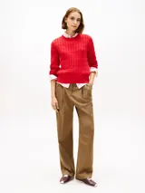Sweater Tommy Hilfiger de punto con diseño de cable, color rojo, con cuello redondo, manga larga y el logo de la marca bordado en el pecho.