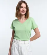 Remera básica de algodón color verde menta, con cuello en V, mangas cortas y un pequeño bolsillo frontal en el pecho.