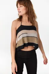 Top tejido a crochet con escote halter y diseño de franjas horizontales en tonos negro, beige, tostado y gris, con detalles bordados a mano.
