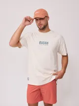 Remera oversize color blanco off-white, confeccionada en 100% algodón, con estampa frontal y trasera de la marca Rusty.
