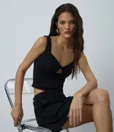 Blusa cropped de bengalina color negro, con escote corazón, recorte central en el pecho y breteles anchos estructurados.