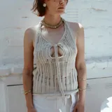 Aros tipo botón dorados con textura irregular que simula la superficie de un molusco.