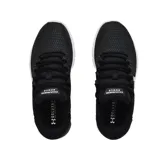 Championes de running Under Armour modelo Charged Rogue 2.5, color negro con suela blanca. Presentan un diseño de malla transpirable, logo de la marca en el lateral y refuerzo en el talón para mayor estabilidad.
