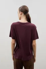 Remera de algodón de corte clásico y cuello redondo, color negro con estampa frontal en color azul que representa montañas y un esquiador con la inscripción Ski Festival.
