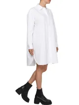Vestido camisero de corte oversize confeccionado en algodón orgánico. Presenta cuello inglés, cierre frontal de botones, mangas largas con puños abotonados y largo hasta la rodilla. Incluye el logo de la marca bordado en el puño.