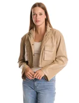 Chaqueta de cuero sintético en color verde militar, con cuello alto, cierre frontal con botones a presión y bolsillos frontales con solapa.