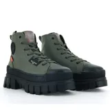 Botas de caña media color verde militar con suela track negra de plataforma. Presentan cordones y logo de la marca en el lateral.