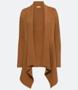 Cardigan largo de punto texturizado color ladrillo, con abertura frontal y terminación en puntas.