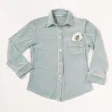 Pijama de dos piezas color rosa pálido, confeccionado en terciopelo. La camisa es de manga larga con botones frontales y bolsillo en el pecho. El pantalón es de corte recto con cintura elástica.