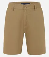 Bermuda básica masculina confeccionada en sarga de algodón, de corte recto con trabillas en la cintura, bolsillos y cierre frontal con botón y cremallera.