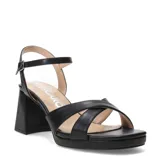 Sandalias negras de taco ancho y plataforma, con tiras cruzadas en la parte delantera y tira ajustable con hebilla en el tobillo.
