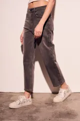 Pantalón de jean gris oscuro con efecto lavado y apliques de strass en los laterales.