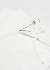 Jeans de corte recto y tiro medio, con diseño crop y bajo deshilachado. Cuenta con trabillas, cinco bolsillos y cierre frontal de cremallera y botón.