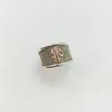 Anillo de banda ancha con textura rugosa en plata 925, con aplique central de balanza de la justicia en oro 9k.