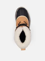 Bota de nieve Sorel modelo Caribou, con diseño impermeable de caña media. Presenta una parte superior de nubuck color tostado con cordones negros, base de goma vulcanizada negra y borde de pelo sintético en la parte superior.