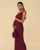 Vestido largo color borgoña, de corte ajustado, con un solo tirante, espalda descubierta y abertura lateral en la falda.