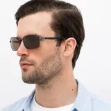 Lentes de sol INVU con marco metálico color gris oscuro y cristales polarizados en tono marrón.