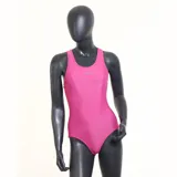 Malla enteriza deportiva Fila modelo Australia, color fucsia, con cuello redondo, espalda deportiva y logo de la marca estampado en el pecho.