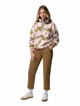 Polar de felpa suave y mullida Columbia modelo Helvetia Snap Fleece, con estampado abstracto en tonos rosado, marrón y verde oliva. Cuenta con cuello alto con solapa de botones a presión, un bolsillo con cierre en el pecho y puños elásticos.