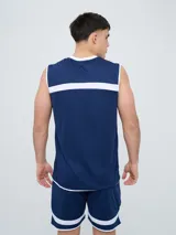 Musculosa deportiva Umbro del Club Nacional de Football, modelo Protraining, color azul marino con detalles en rojo y blanco en los hombros y el cuello. Incluye el escudo del club y el logo de Umbro.
