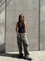 Pantalón de jean verde oliva, corte wide leg y tiro alto.