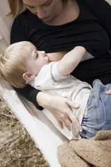 Remera de lactancia celeste con escote redondo y mangas largas.