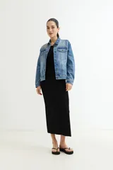 Chaqueta de jean celeste con apliques de strass en cuello y hombros, corte clásico, mangas largas y bolsillos frontales.