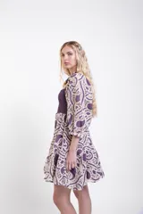 Vestido corto de encaje celeste y crudo, con cuerpo superior fruncido y elastizado, escote cuadrado, mangas abullonadas y falda con volados.