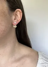 Aros colgantes de plata 925 bañados en oro, con perla de río y broche mariposa.