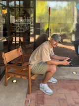 Short de lino con cintura elástica y cordón ajustable. Cuenta con dos bolsillos laterales y un bolsillo trasero, ofreciendo un ajuste cómodo y versátil.