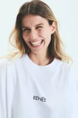 Remerón blanco de jersey de algodón con cuello redondo y mangas cortas. Estampa en delantero y espalda con la palabra 'Athleisure' y el logo de la marca.