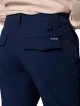 Pantalón chino Columbia de hombre, color azul marino, con tecnología Omni-Shield repelente al agua y manchas, tejido elástico, bolsillos laterales, bolsillo de seguridad con cremallera y trabilla multiusos.