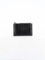 Billetera negra con textura de cocodrilo, cierre de cremallera dorado, un bolsillo frontal con botón a presión y una correa de muñeca.