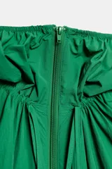 Chaqueta de tejido técnico color verde, con cuello subido, capucha ajustable con cordón y cierre frontal con cremallera. Tiene manga larga con puños elásticos y bolsillos laterales ocultos en la costura.