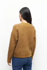 Sweater azul marino de punto con textura en relieve.