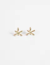 Caravanas tipo stud con diseño de flor estilizada en color dorado, con un pequeño cristal incrustado en el centro.