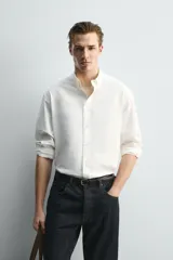 Camisa de corte relajado confeccionada en una mezcla de algodón, lyocell y seda de origen italiano. Presenta cuello abotonado, manga larga con puños abotonados y cierre frontal con botones.