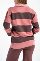 Sweater tipo polo de manga larga con diseño de rayas horizontales en tonos rosa y gris oscuro. Presenta cuello clásico y puños acanalados, confeccionado en algodón peinado.