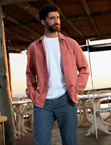 Sobrecamisa verde de manga larga con cuello clásico, cierre frontal con botones y bolsillo en el pecho. Corte recto y holgado.