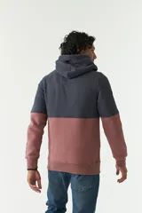 Buzo canguro de felpa con capucha, cordones ajustables, bolsillo tipo canguro y logo estampado en el pecho.