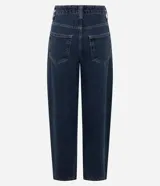 Pantalón de jean corte baggy con cintura media, diseño de cinco bolsillos y cierre frontal con cremallera y botón. Presenta un lavado oscuro sobretinta y una trabilla con colgante metálico desmontable.