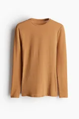 Remera ajustada de manga larga color camel, con cuello redondo.